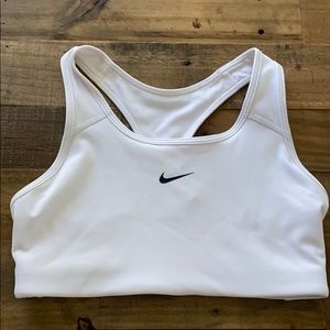 NWOT Nike Sports Bra Size M with Removable Cups